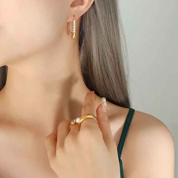 Jewelry - 💛18k gold paper clip earrings💛